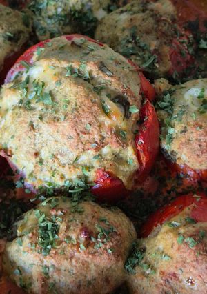 Une photo de 🍅 Tomates farcies poulet, mozzarella & pesto
