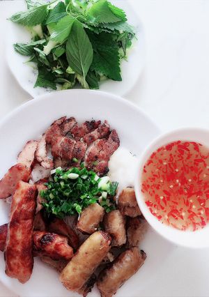 Hình của món Bún thịt nướng chả giò miền Nam.
