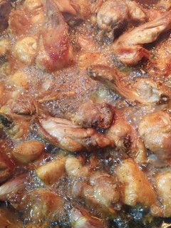 Una foto de Conejo y pollo al ajillo