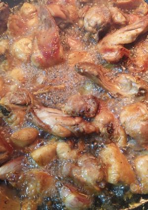 Una foto de Conejo y pollo al ajillo