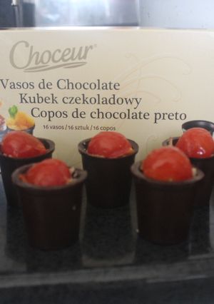 Una foto de Vasos de chocolate con atún y tomates en almíbar