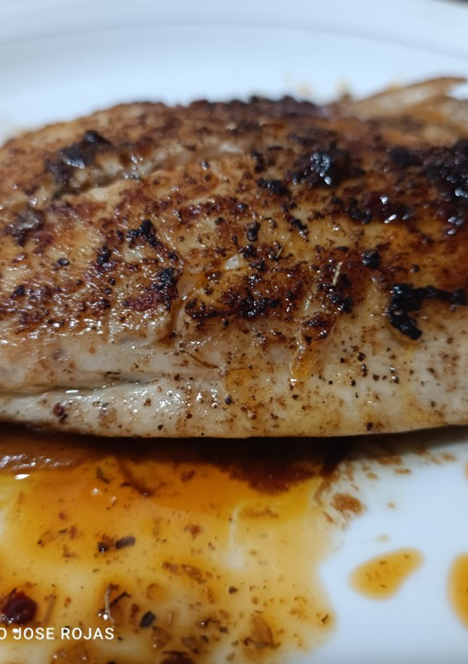 Una foto de Filete de Dorada a la plancha con cebolla francesa y tomate