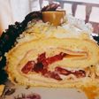 Pionono de pollo, jamón y queso