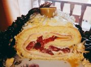Una foto de pionono de jamón y queso