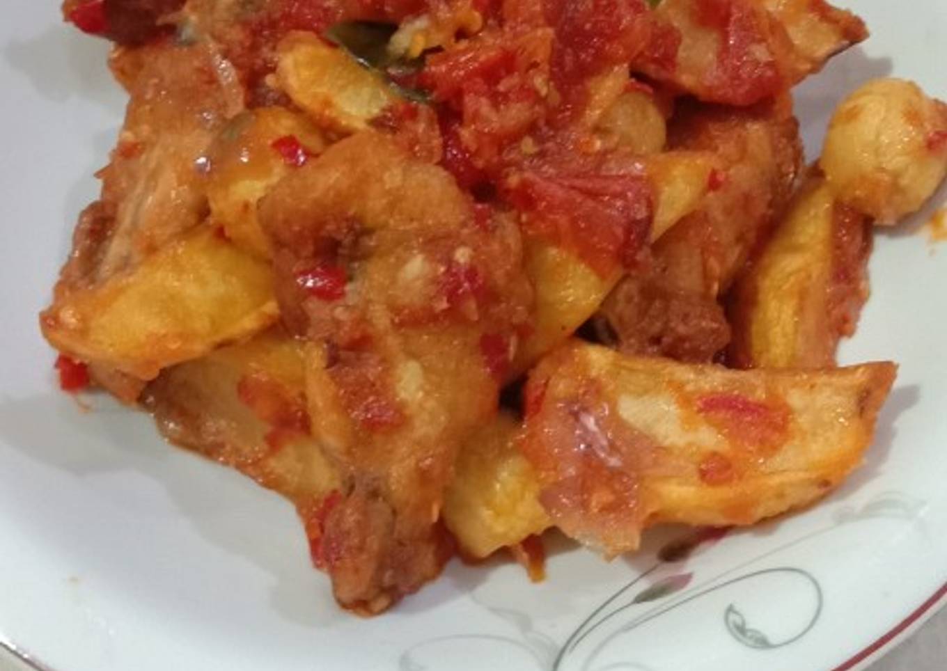 Ayam dan kentang goreng balado