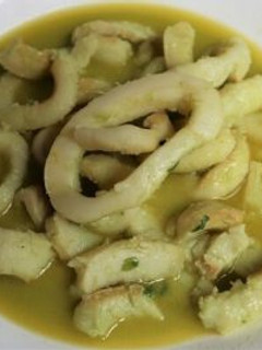 Una foto de Calamares en salsa verde con Mambo