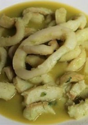 Una foto de Calamares en salsa verde con Mambo