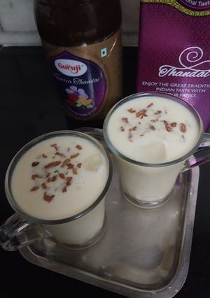 કેસરી બદામી ઠંડાઈ (Kesari Badami Thandai Recipe In Gujarati) રેસીપી મુખ્ય ફોટો