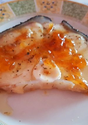 Una foto de Tintorera con cebolla caramelizada