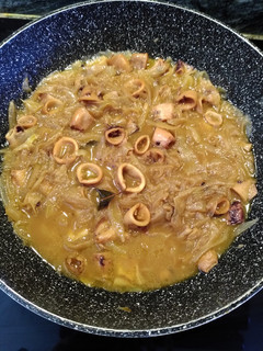 Una foto de Calamares encebollados