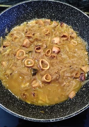Una foto de Calamares encebollados