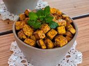 Una foto de tofu curcuma