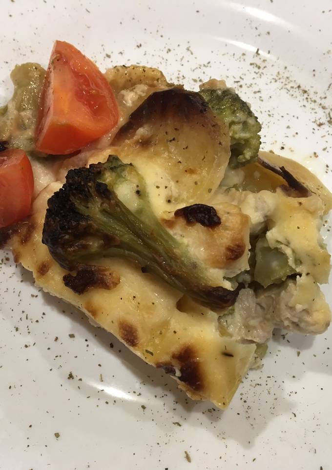 Картофельная запеканка "Гратен" с брокколи и курицей