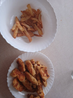 Una foto de Tiras de pollo con patatas