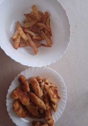 Una foto de Tiras de pollo con patatas