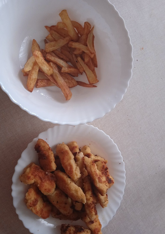 Una foto de Tiras de pollo con patatas