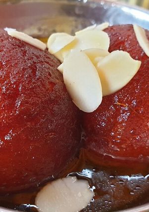 A picture of Gulab jamun.