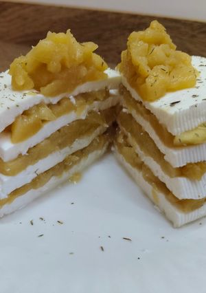 Una foto de Milhojas de queso fresco y compota de manzana
