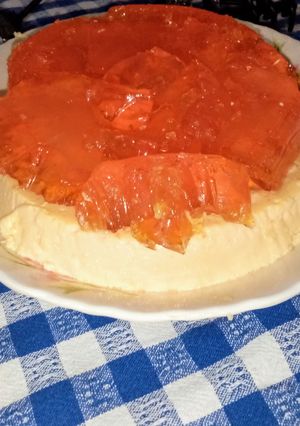 Una foto de Postre de gelatina con crema de leche