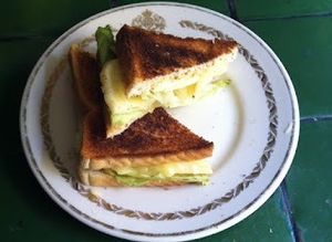 Una foto de Sándwich de queso con manzana