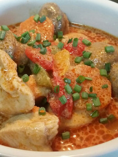 Una foto de Pollo al curry rojo con verduras