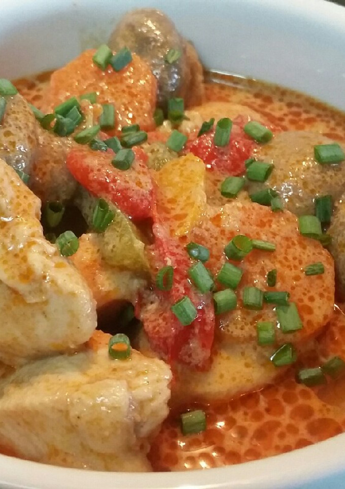 Una foto de Pollo al curry rojo con verduras