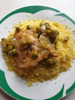 Una foto de Pollo con guisantes y cuscús