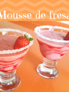 Una foto de Cómo hacer mousse de fresa casero, con gelatina y fresas naturales