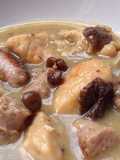 Fricandó de pollo y salchichas