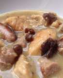 Fricandó de pollo y salchichas