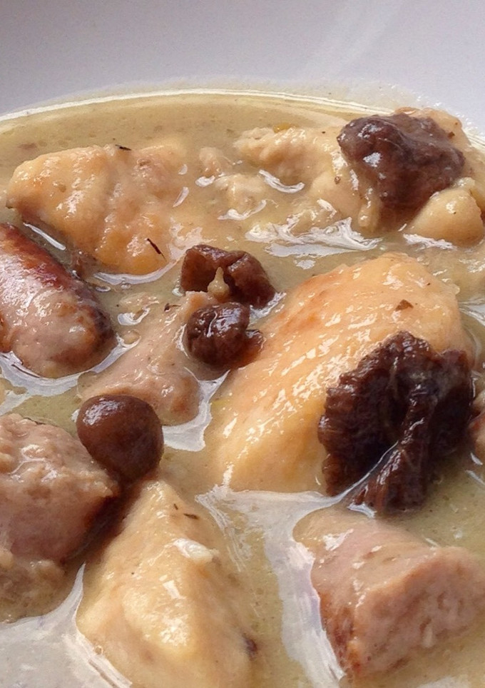 Una foto de Fricandó de pollo y salchichas