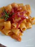 Mezze maniche con crema di zucca e fiammiferi di speck croccante