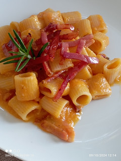 Foto di Mezze maniche con crema di zucca e fiammiferi di speck croccante