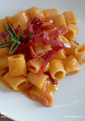 Foto di Mezze maniche con crema di zucca e fiammiferi di speck croccante