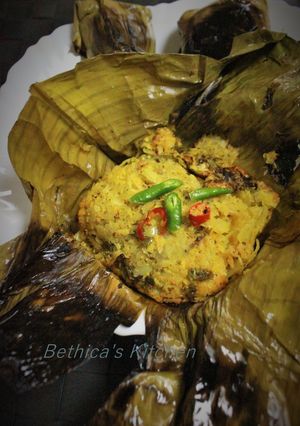 A picture of Bandakophir Paturi (Cabbage cooked in Banana Leaf).
