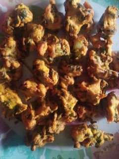 हरे प्याज़ के पकौड़े (hare pyaz ke pakode recipe in Hindi) रेसिपी मुख्य फोटो