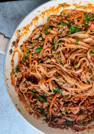 Zdjęcie przepisu "Stir-fry" z makaronem ryżowym.