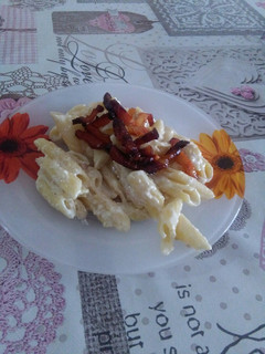 Una foto de Macarrones carbonara con bacon crujiente (thermomix)