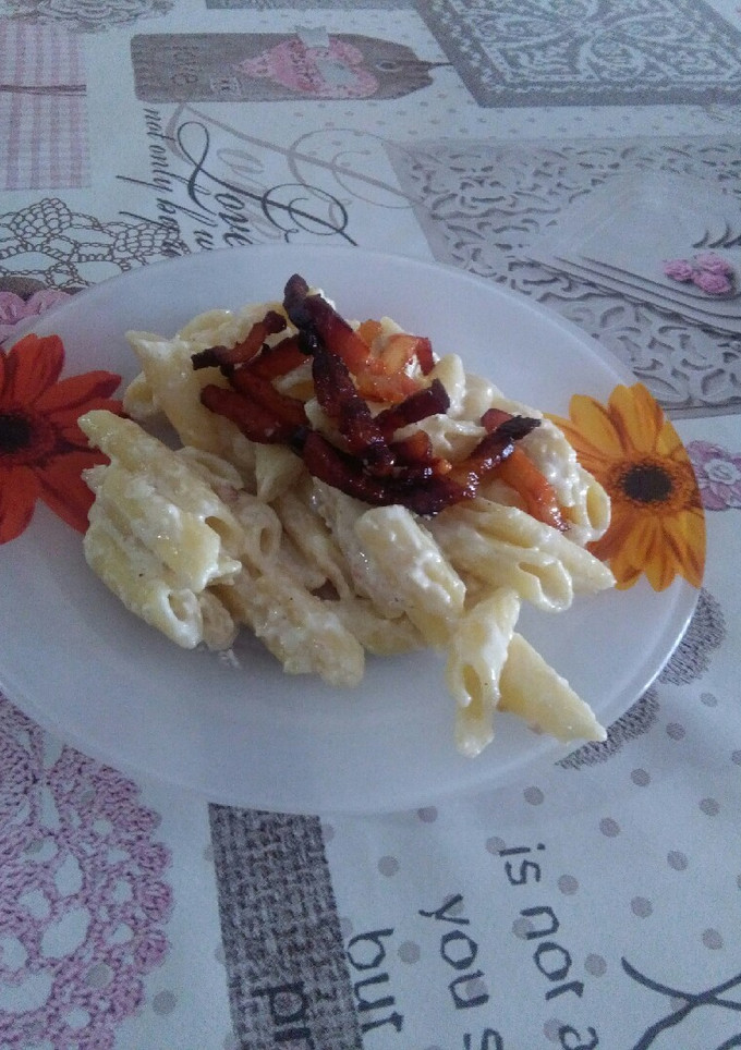 Una foto de Macarrones carbonara con bacon crujiente (thermomix)