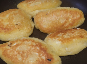 Una foto de Empanadas🥟de yuca con queso🧀en sartén🥟🧀🥯