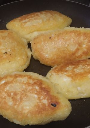 Una foto de Empanadas🥟de yuca con queso🧀en sartén🥟🧀🥯