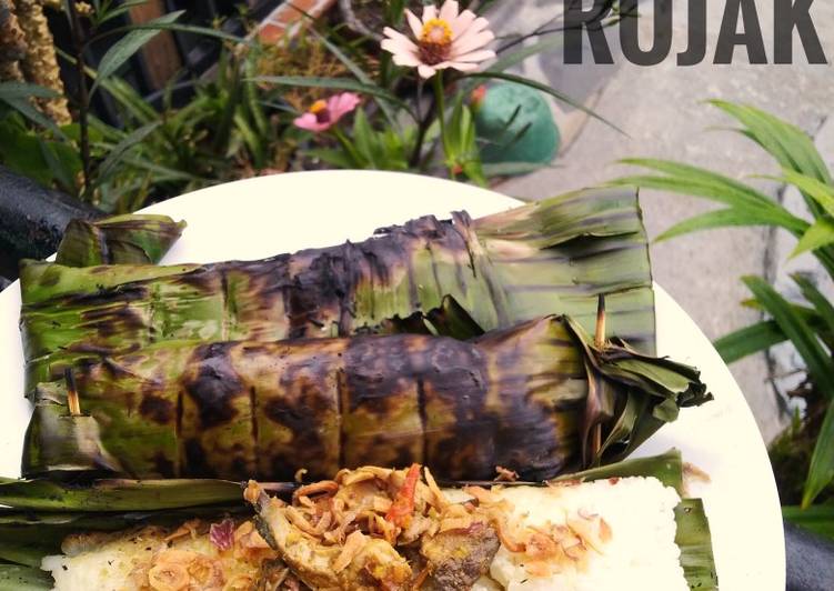 Bagaimana Menyiapkan Nasi uduk bakar dengan tongkol bumbu rujak yang Bikin Ngiler