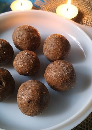 तिल लड्डू (Til ladoo recipe in Hindi) रेसिपी मुख्य फोटो