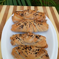 A picture of Mussel shaped Turkish borek.