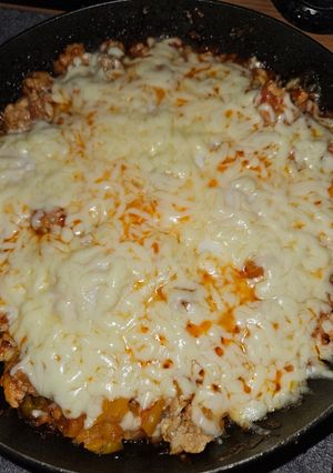 O poză a rețetei Shakshuka cu carne tocată.