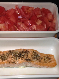 Una foto de Lomo de salmón con tomate rosa