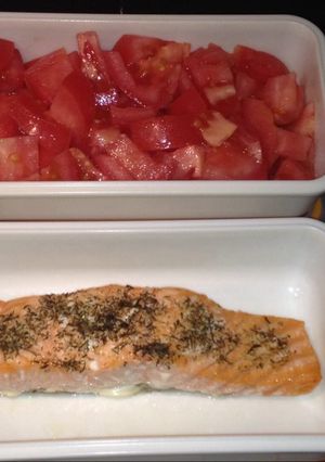 Una foto de Lomo de salmón con tomate rosa