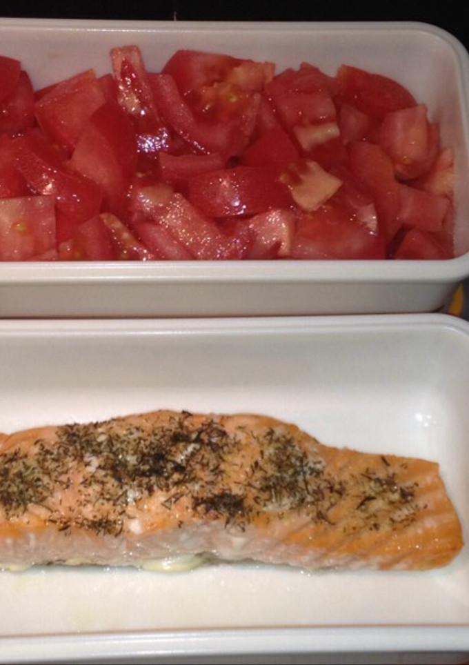 Una foto de Lomo de salmón con tomate rosa