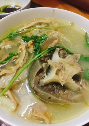Hình của món Đuôi bò hầm măng khô.