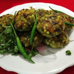 A picture of Sabudana methi vada.